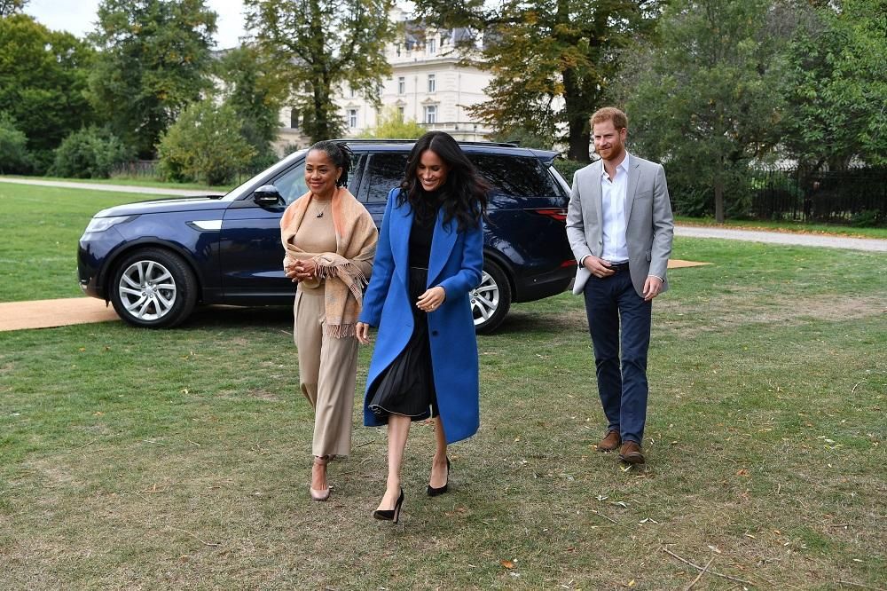 Meghan Markle, junto a su madre Doria Ragland y el príncipe Harry