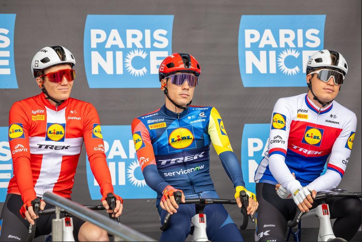 Juan Ayuso, junto a sus compañeros Soren Kragh Andersen y Mathias Vacek, en la París Niza.