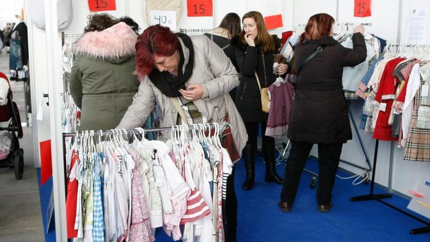 Clientes en la Feria del Stock.