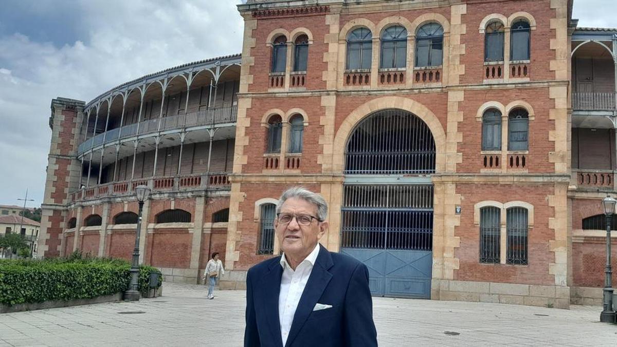 Pascual Mezquita posa ante la puerta grande de la plaza de toros «La Glorieta» de Salamanca.