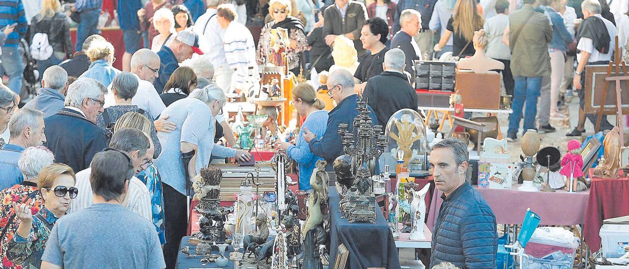 La zona d’antiquaris i brocanters el dia de Tots Sants a Girona.