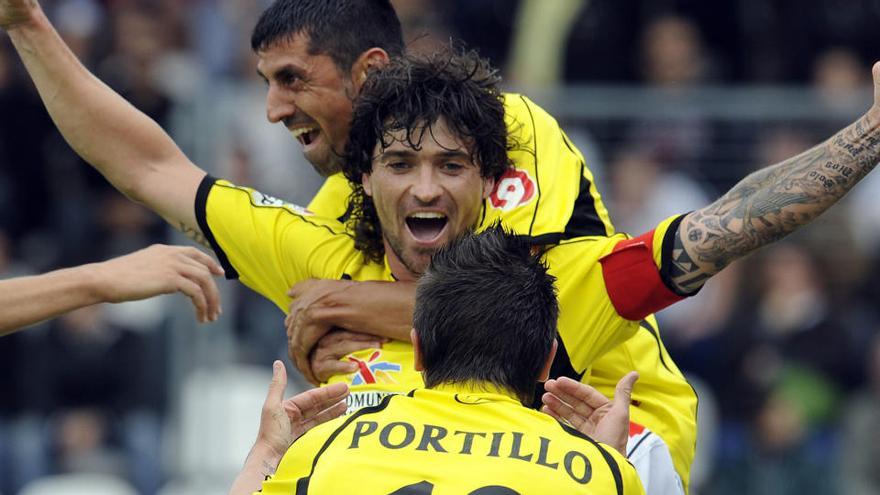 Los jugadores del Hércules Tote, Danciulescu y Portillo celebran uno de los goles de la victoria en Irún (0-2) que dio el ascenso a Primera hace 10 años.