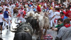 Los toros de la ganadería de Cebada Gago entran en la plaza del Ayuntamiento durante el tercer encierro de los sanfermines 2023, este domingo. EFE/Villar López