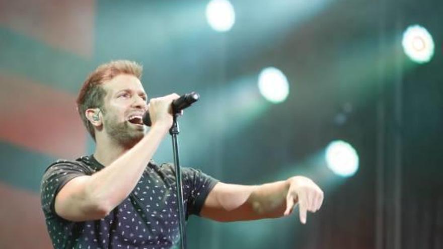 Pablo Alborán, en su actuación ayer en la Plaza de Toros de Alicante.