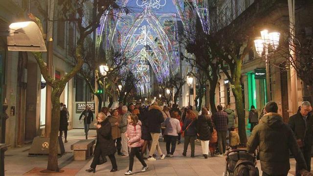 Pórticos de luz en la calle Paseo, en la iluminación del pasado año. |   IÑAKI OSORIO
