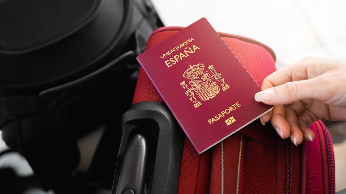 No lo sabías: pero el pasaporte de España tiene un chip incrustado en la solapa