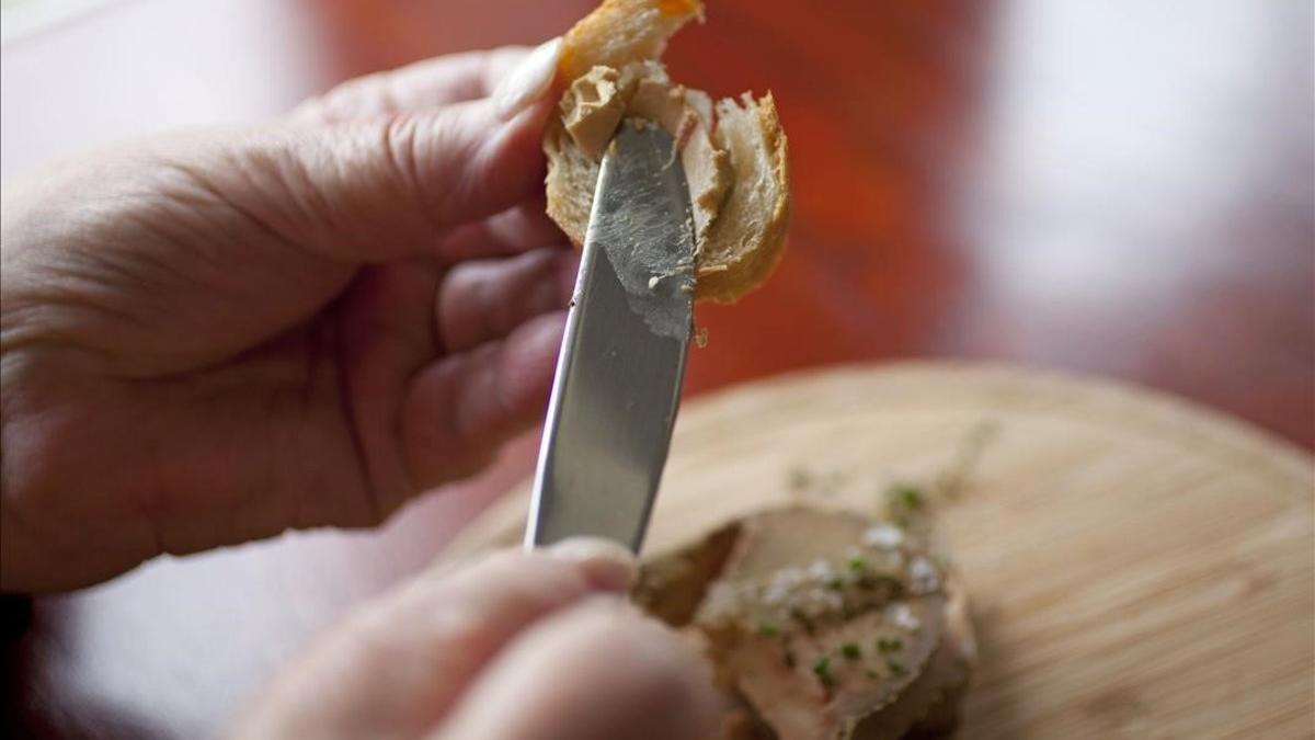 Una mujer se prepara una tostada con foie gras