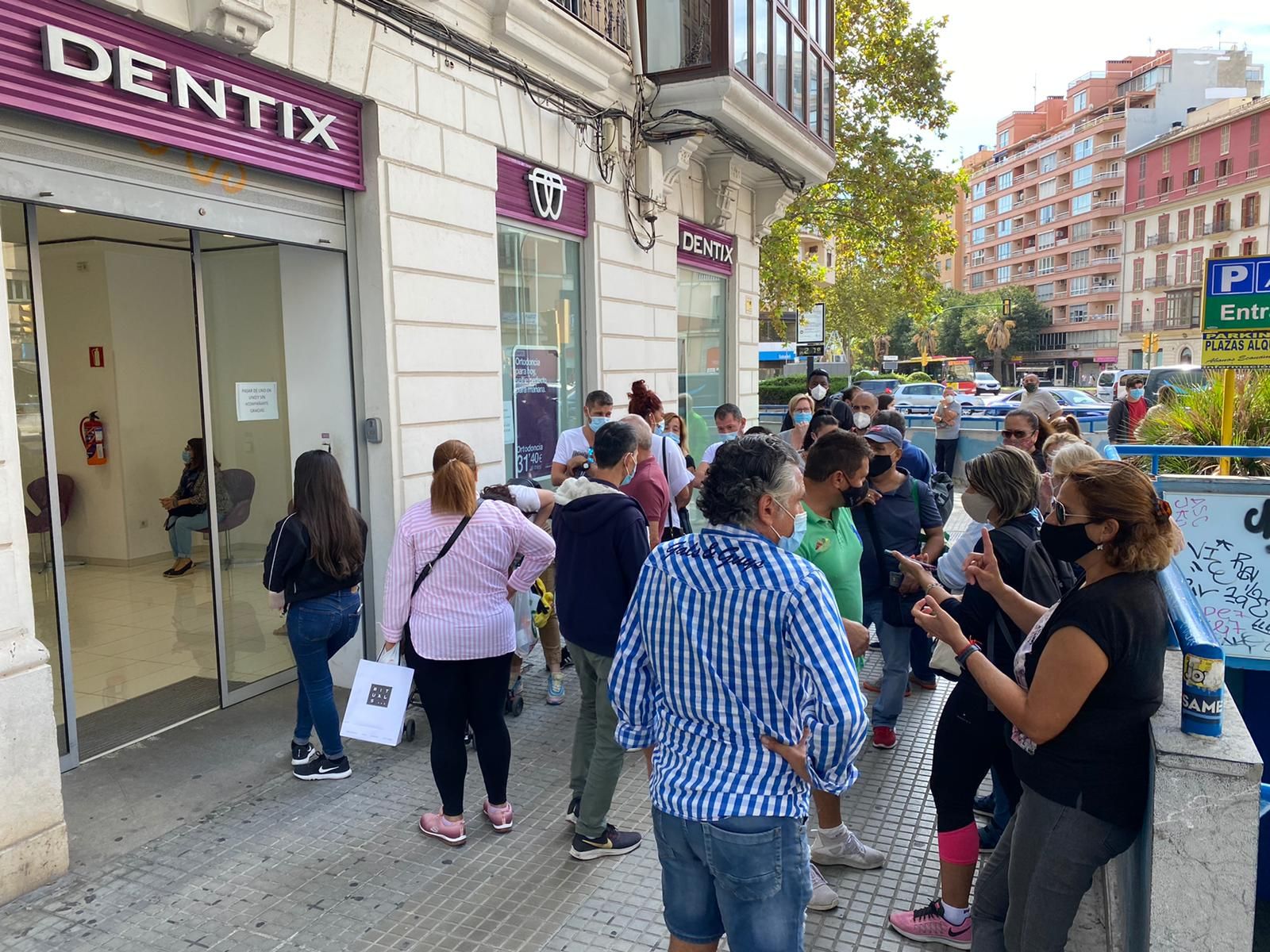 Quiebra de Dentix: Aluvión de protestas de pacientes afectados frente a la clínica de Avenidas