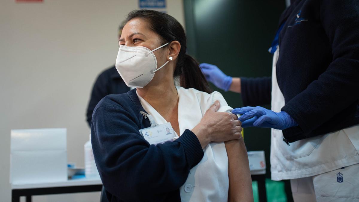 Una sanitaria se vacuna contra la Covid-19.