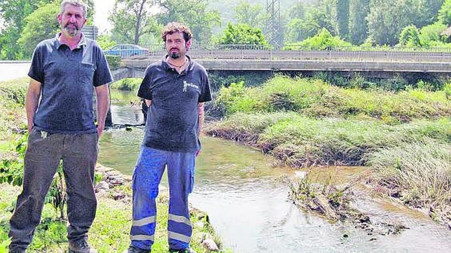 Por la izquierda, Ernesto Álvarez y Francisco Menéndez, con el puente Huetes al fondo.