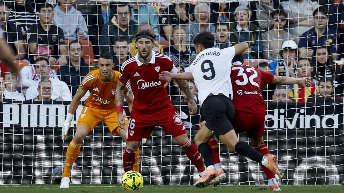 Hugo Duro y Nemanja Gudelj en el Valencia CF-Sevilla FC en Mestalla.