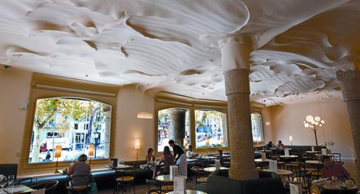 Els grans finestrals del nou Cafè de la Pedrera, amb privilegiades vistes al passeig de Gràcia, dimarts passat. Els grans finestrals del nou Cafè de la Pedrera, amb privilegiades vistes al passeig de Gràcia, dimarts passat.