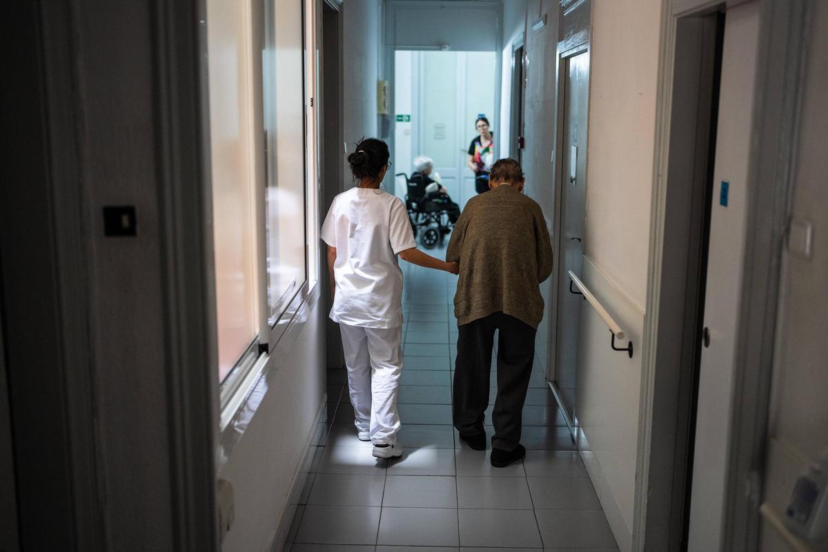 Una profesional cuidando a un usuario de uno de los centros geriátricos de Barcelona. Foto archivo