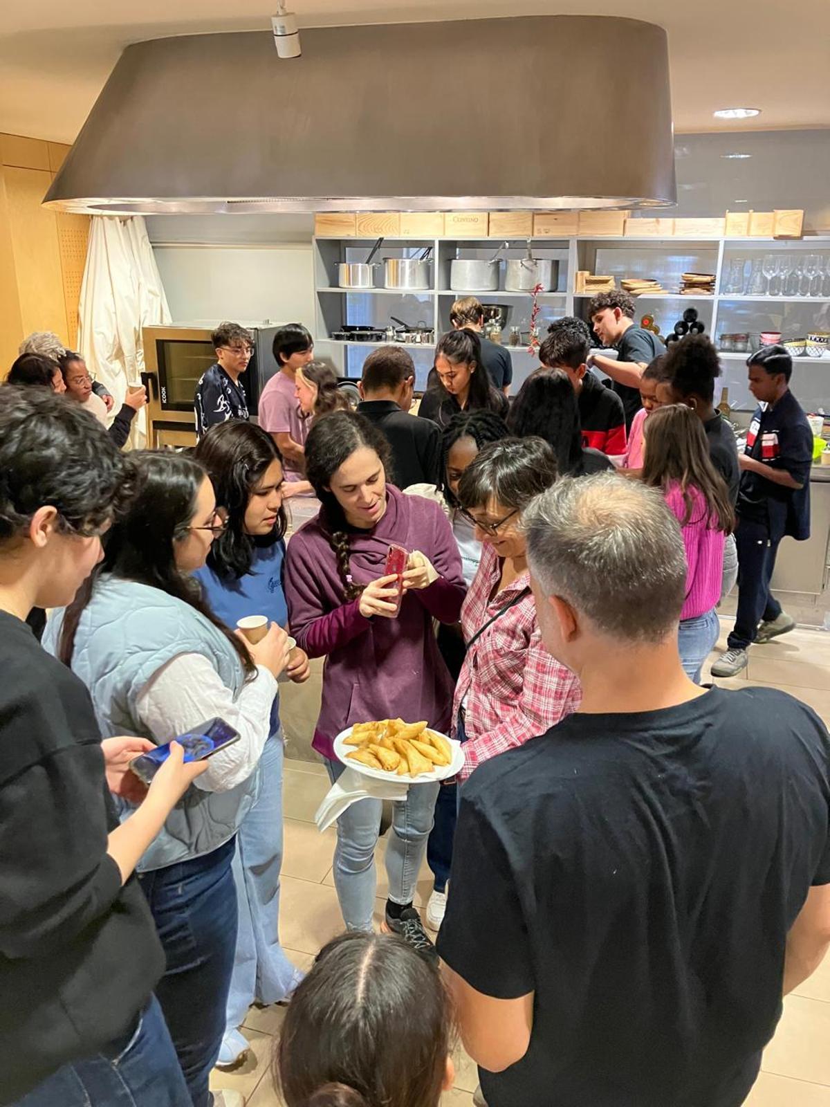 Taller de samossas, plat típic de la regió, amb els dos grups d'alumnes