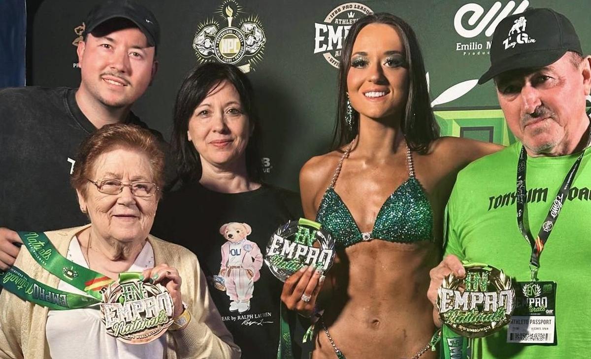 Natalia Belda, con sus tres medallas tras el campeonato.