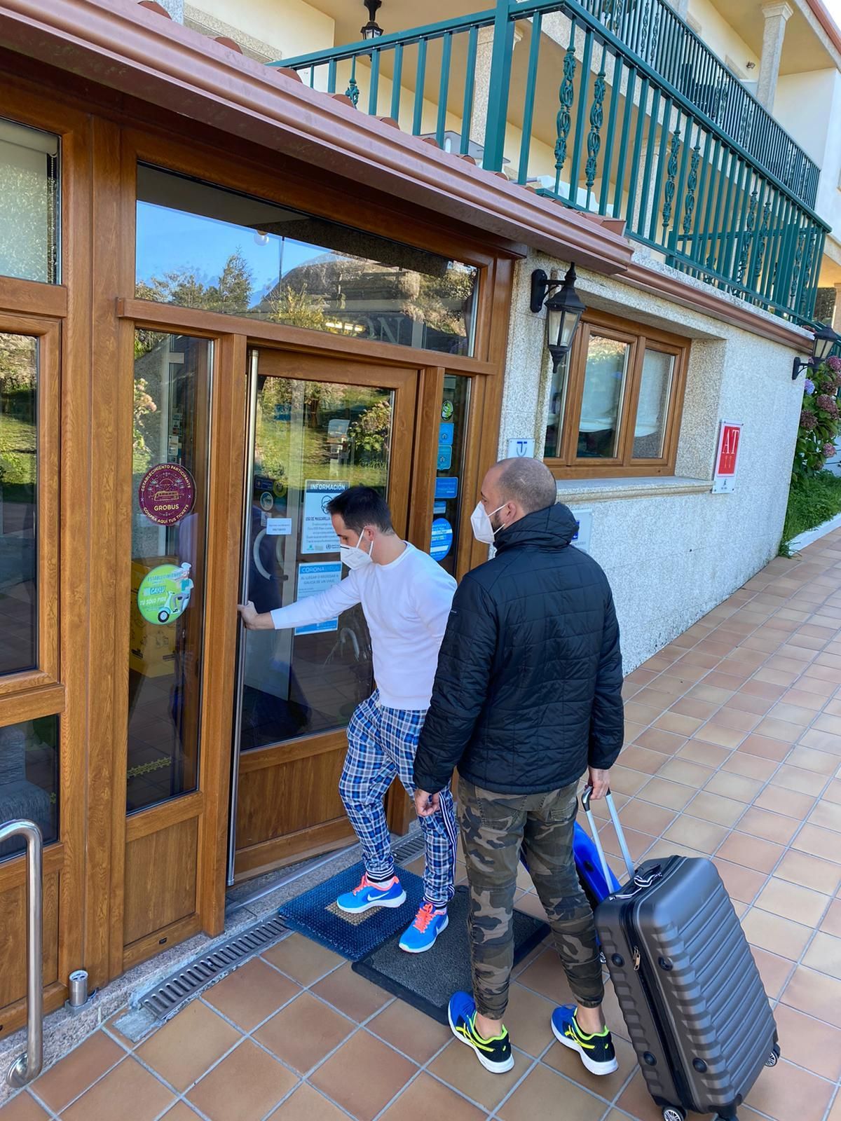 Llegada de turistas al hotel Cons da Garda, en San Vicente de O Grove.