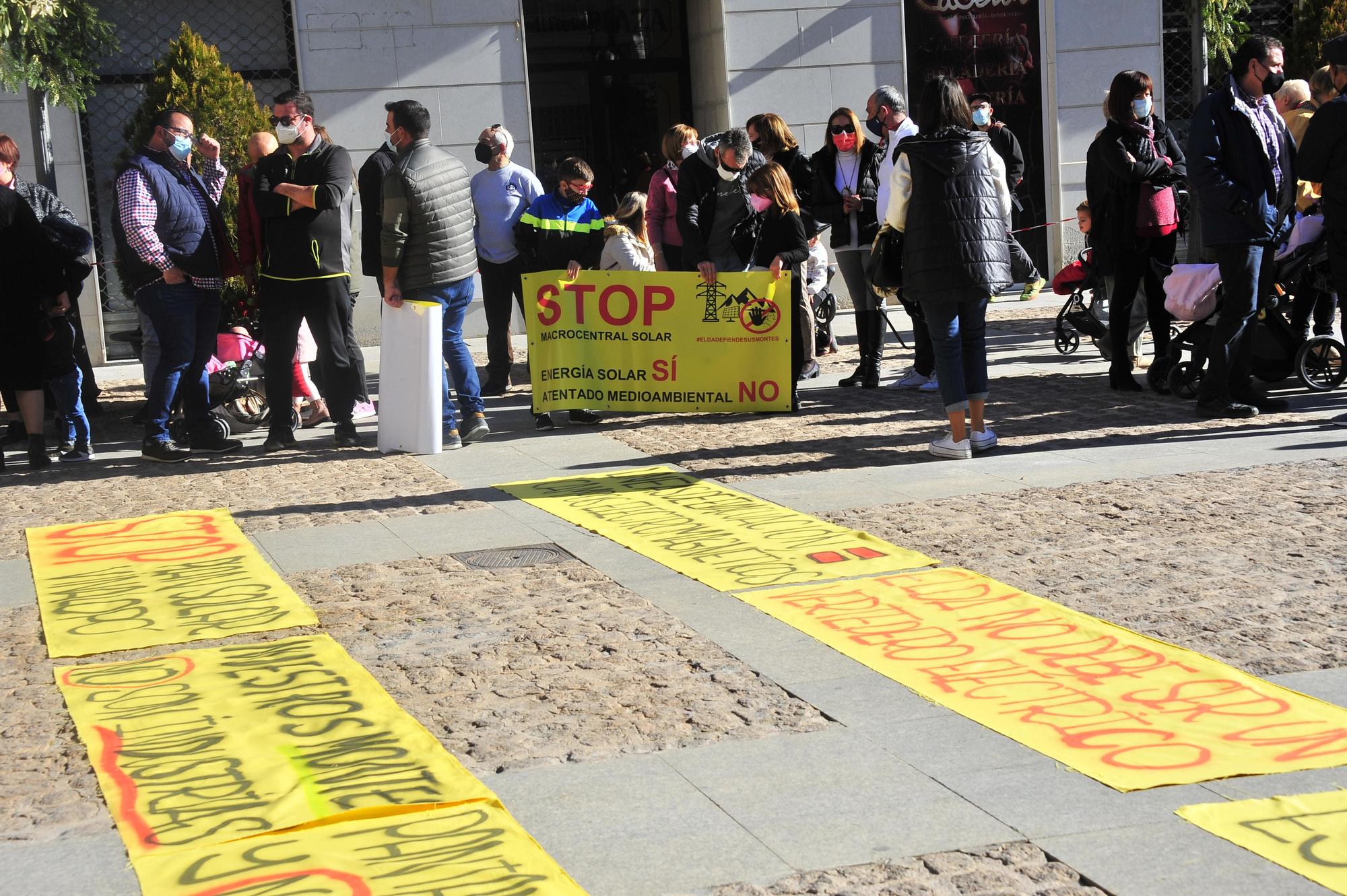 Concentración contra las macroplantas solares realizada este mediodía en Elda.