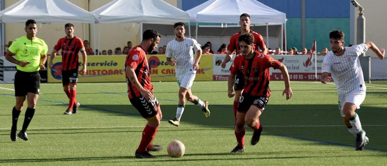 Lance del duelo de ida entre el Salerm Puente Genil y el Córdoba CF B en el Manuel Polinario.