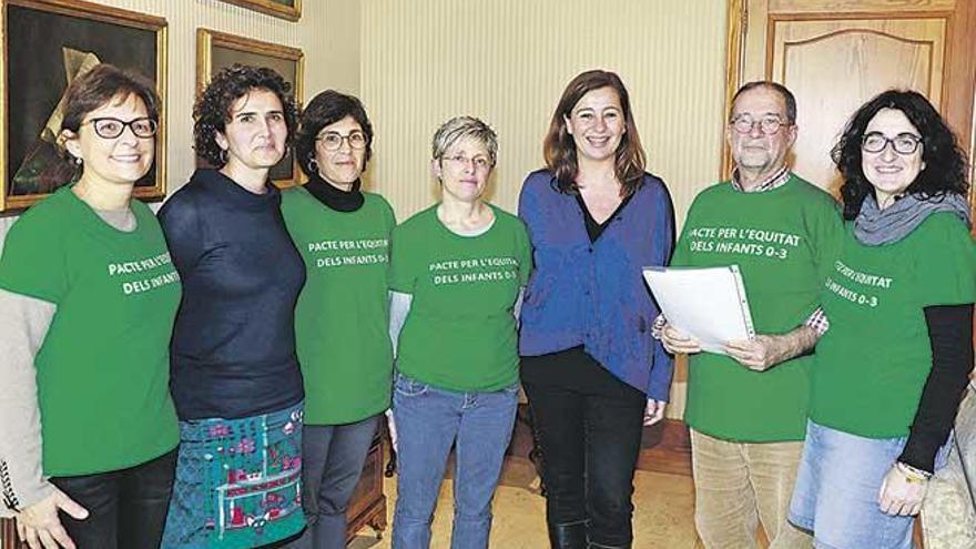 La presidenta con los representantes de la Assemblea 0-3.