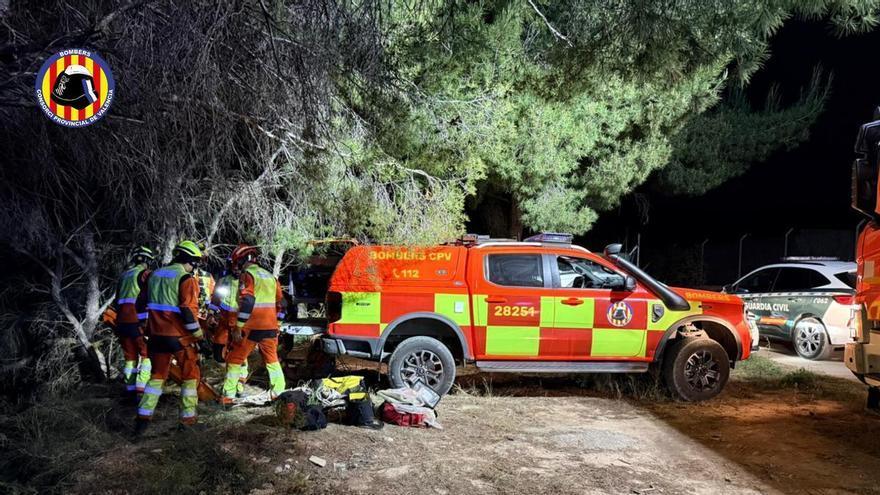 Los bomberos rescatan en Bétera a un motorista tras caer en un barranco de 20 metros