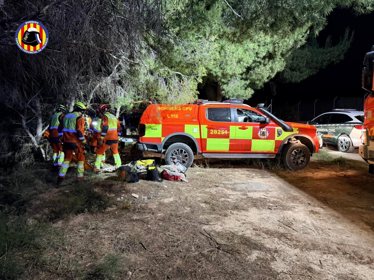 Los bomberos rescatan a un motorista tras caer en un barranco de Bétera.