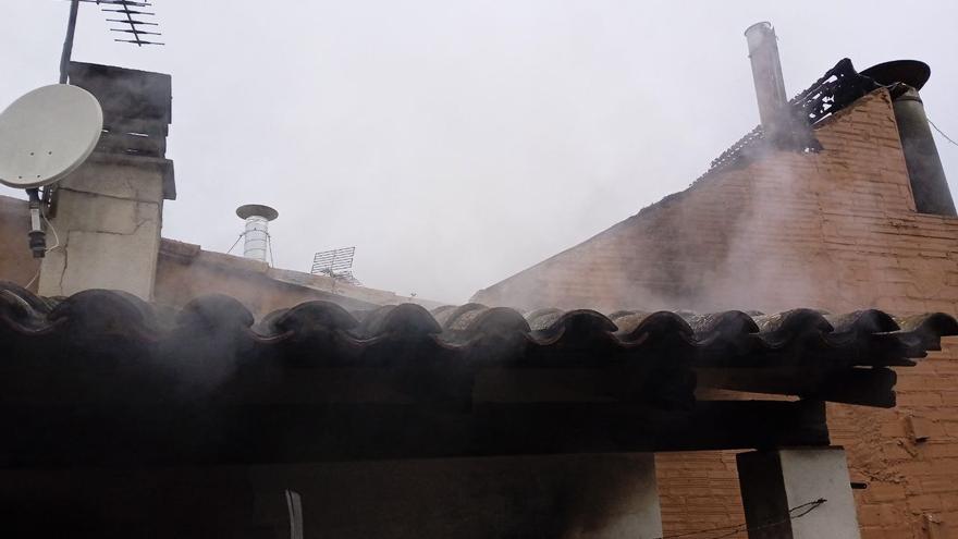 Crema la coberta de la terrassa d&#039;una casa de Llagostera i el foc s&#039;escampa a la del costat
