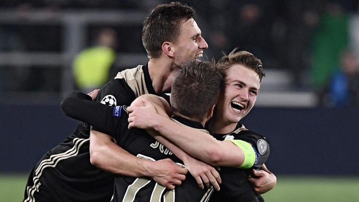 De Ligt celebró con los suyos el pase