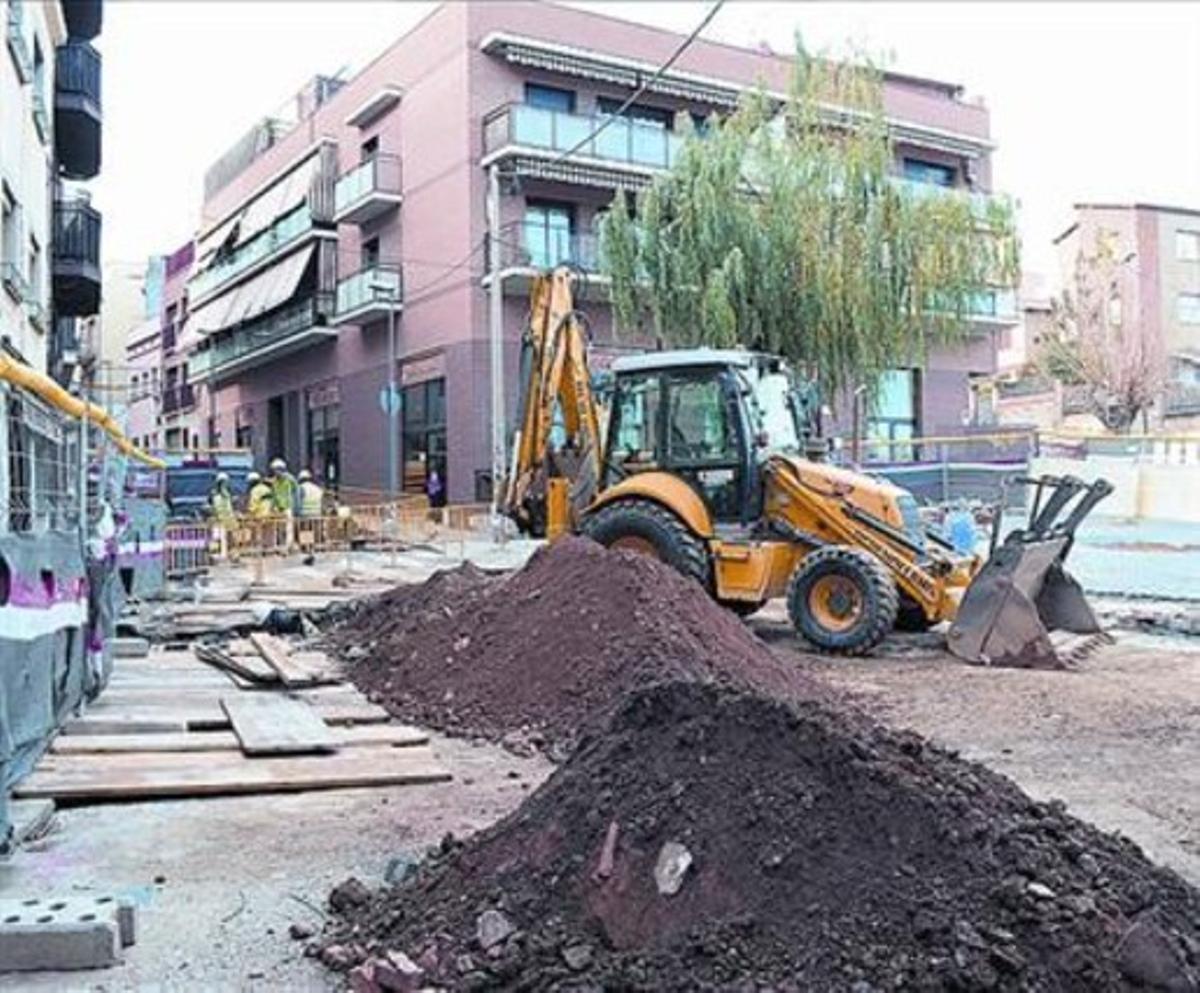 Plaça d’Isop, en plena reurbanització, que s’acabarà al març. Plaça d’Isop, en plena reurbanització, que s’acabarà al març.