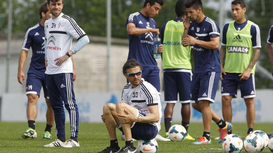 Luis Enrique, sentado sobre un balón durante un entrenamiento de la pasada temporada con el Celta. // Ricardo Grobas