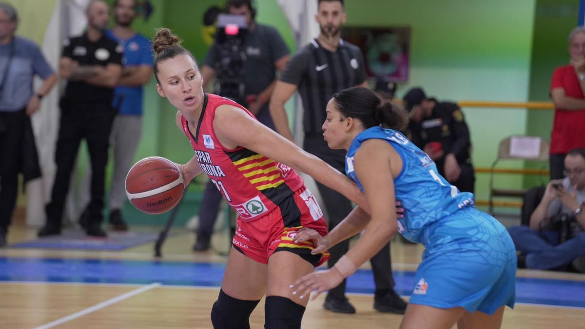 Marta Canella defensada per Bria Hartley en una acció de partit.