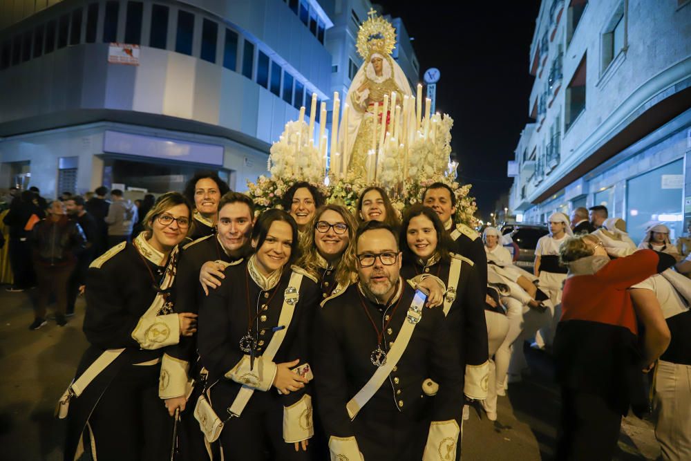 La imagen de María Santísima de la Victoria procesiona por primera vez en Torrevieja portada por 21 costaleros y costaleras