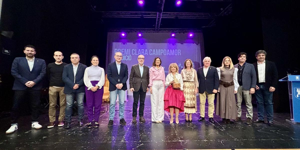 La galardonada en Almassora con el Premio Clara Campoamor, Mariló Limo, acompañada de las autoridades locales.