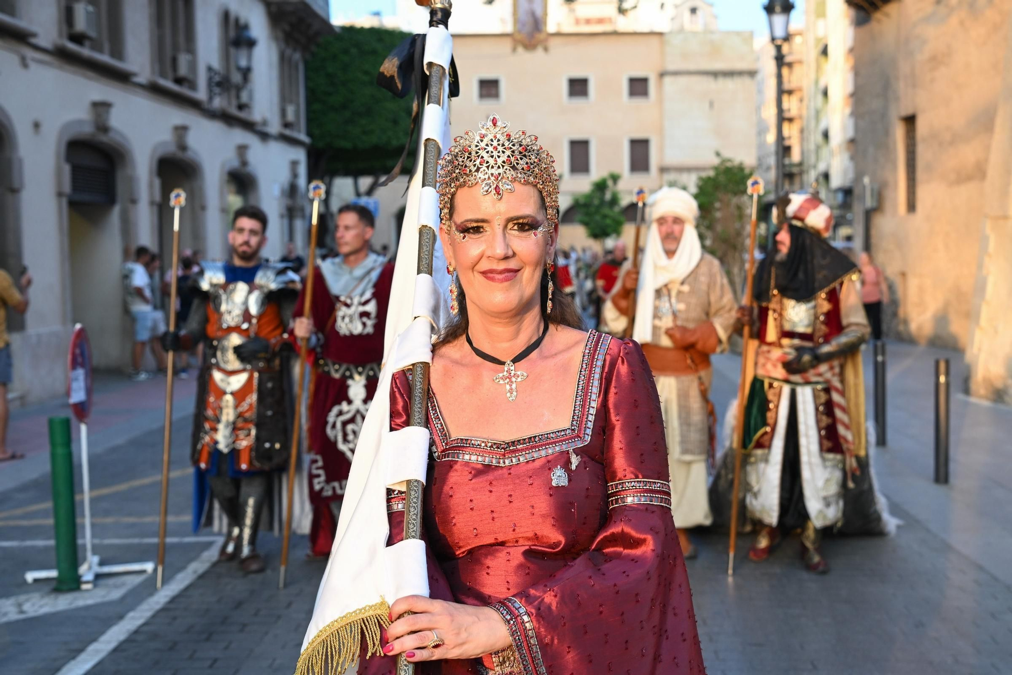 Los Moros y Cristianos de Elche llevan su ofrenda a la patrona
