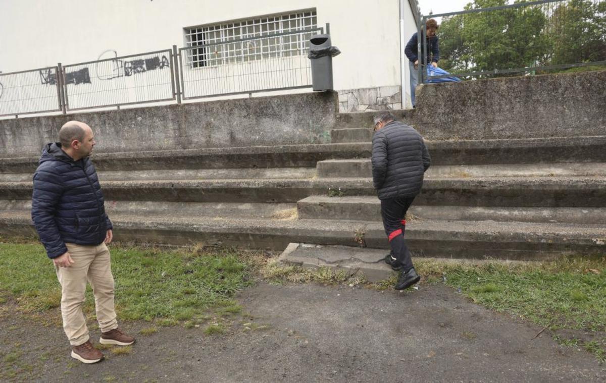 Escalones con el cemento deteriorado en el patio. | NOÉ PARGA