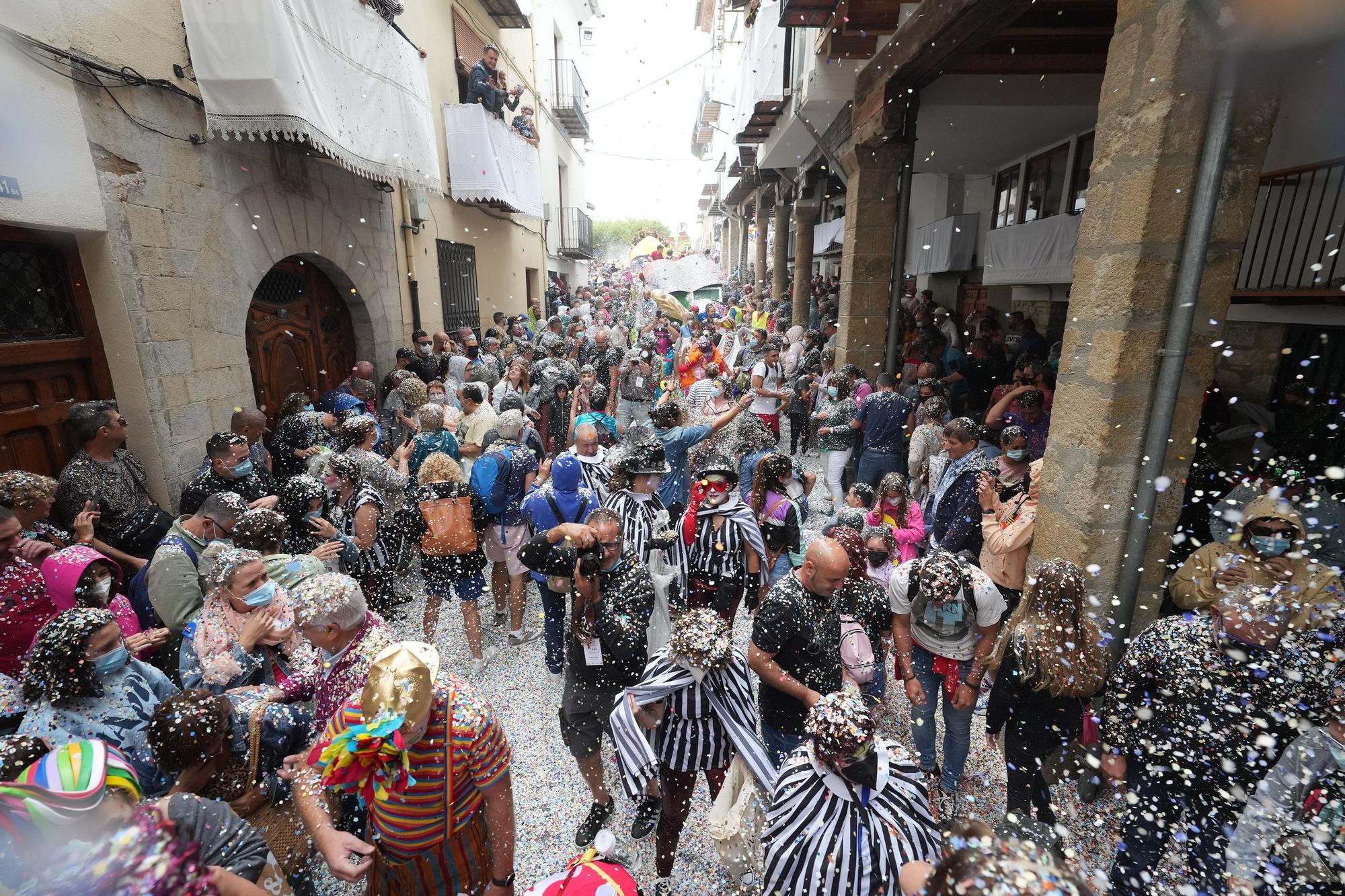 Búscate en el desfile de carrozas y disfraces de l'Anunci de Morella