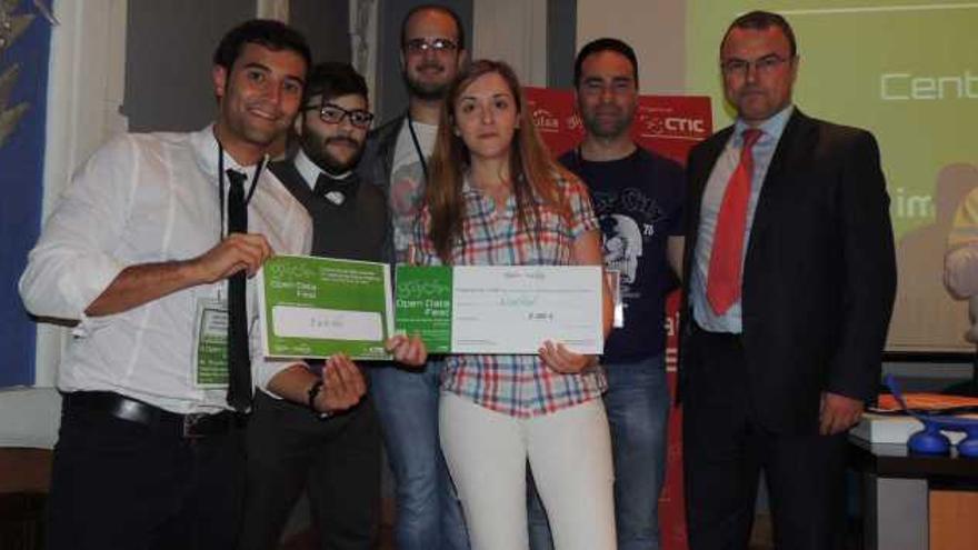 Los ganadores con sus premios la clausura del festival junto al director del Centro de Empresas, Bernardo Veira.