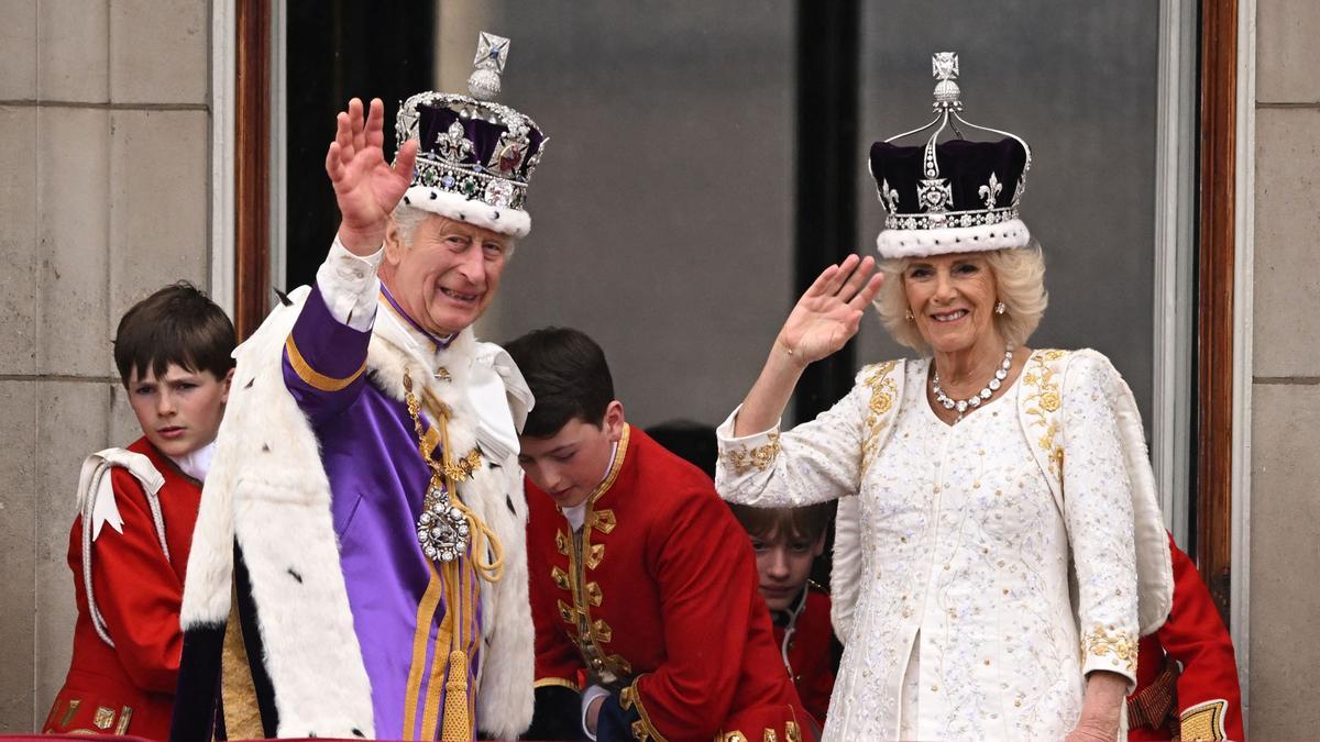 Carles III, coronat rei en una històrica cerimònia que obre una nova era en la monarquia britànica