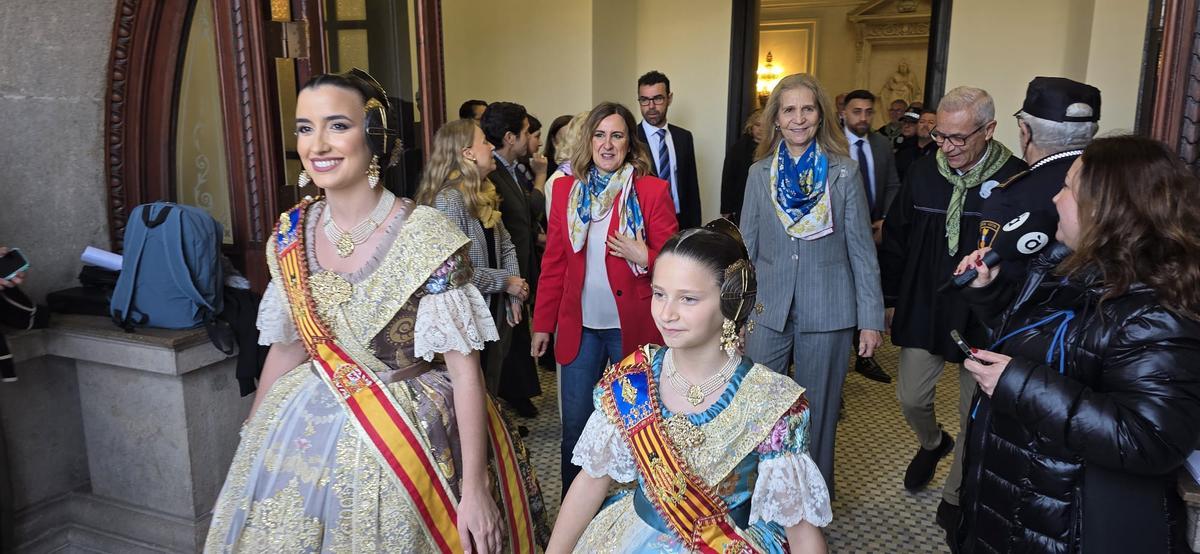 Llegada de las falleras mayores al balcón del ayuntamiento