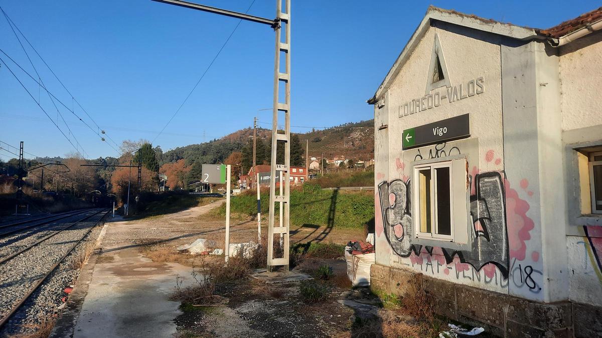 Vía convencional de ferrocarril hacia Vigo a su paso por Louredo-Os Valos