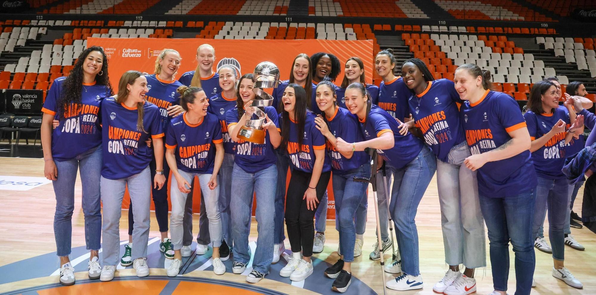 El Valencia Basket celebra a lo grande la Copa de la Reina con su afición