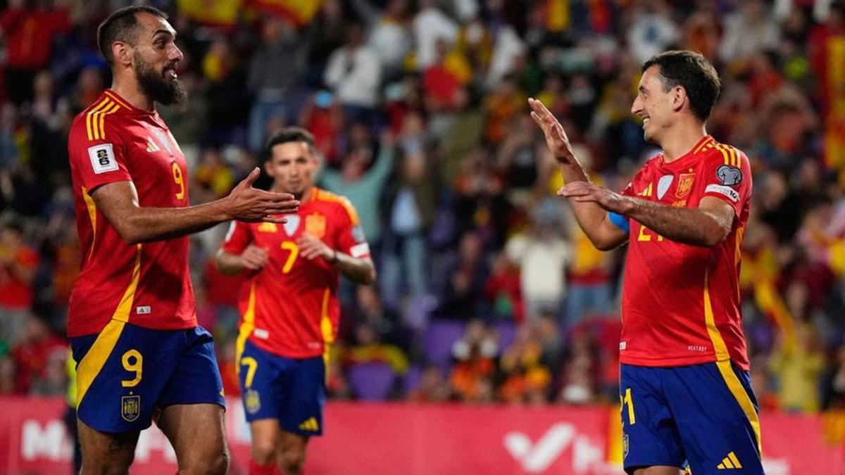 Borja Iglesias felicita a Mikel Oyarzabal tras un gol ante Bulgaria.