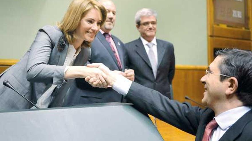 Arantza Quiroga recibe la felicitación del futuro lehendakari, el socialista Patxi López, ayer en el Parlamento vasco.