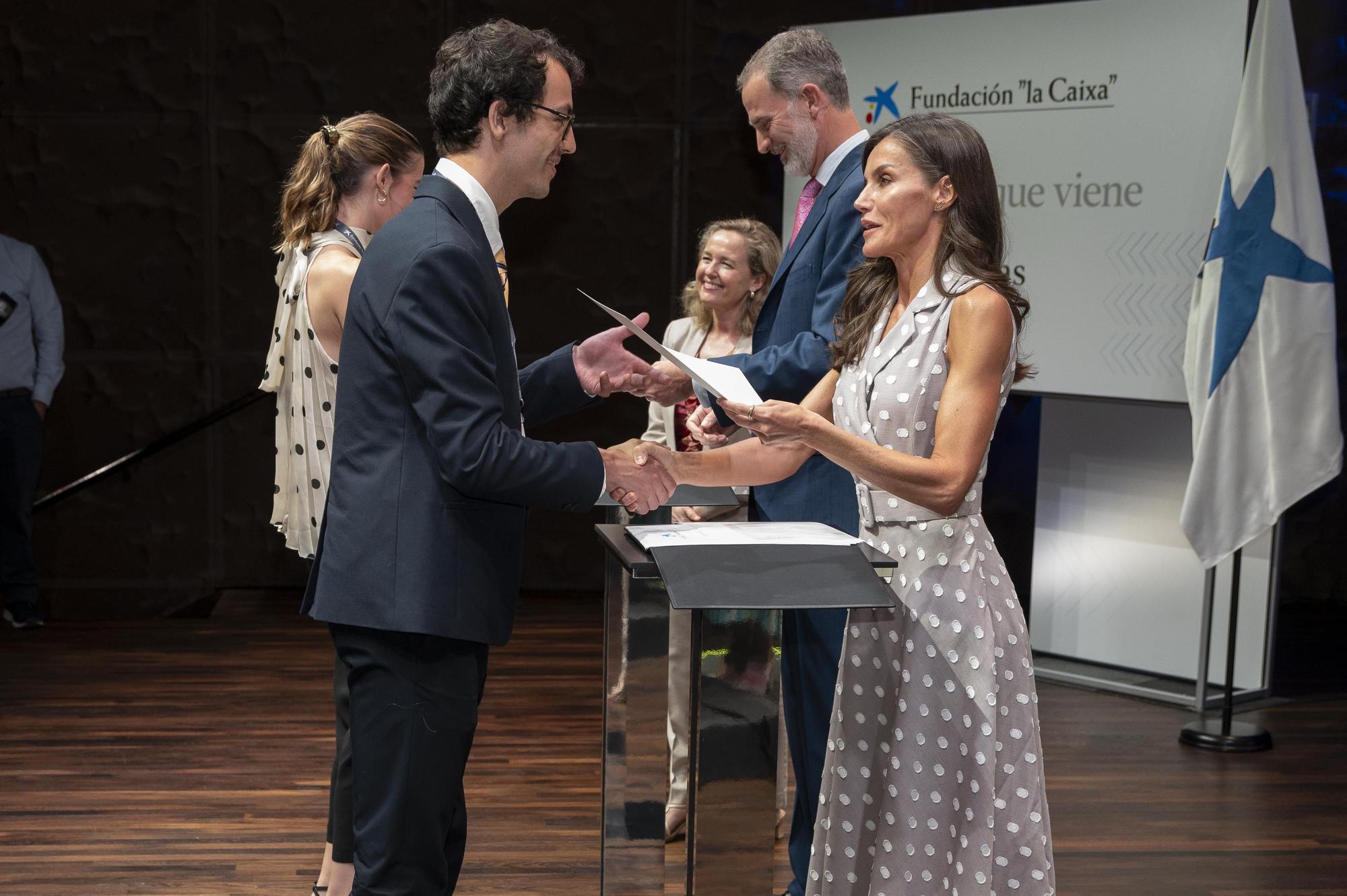 Alejandro Mizrahi Cengarle recoge su beca de posgrado de Fundación la Caixa de manos de la Reina.jpg