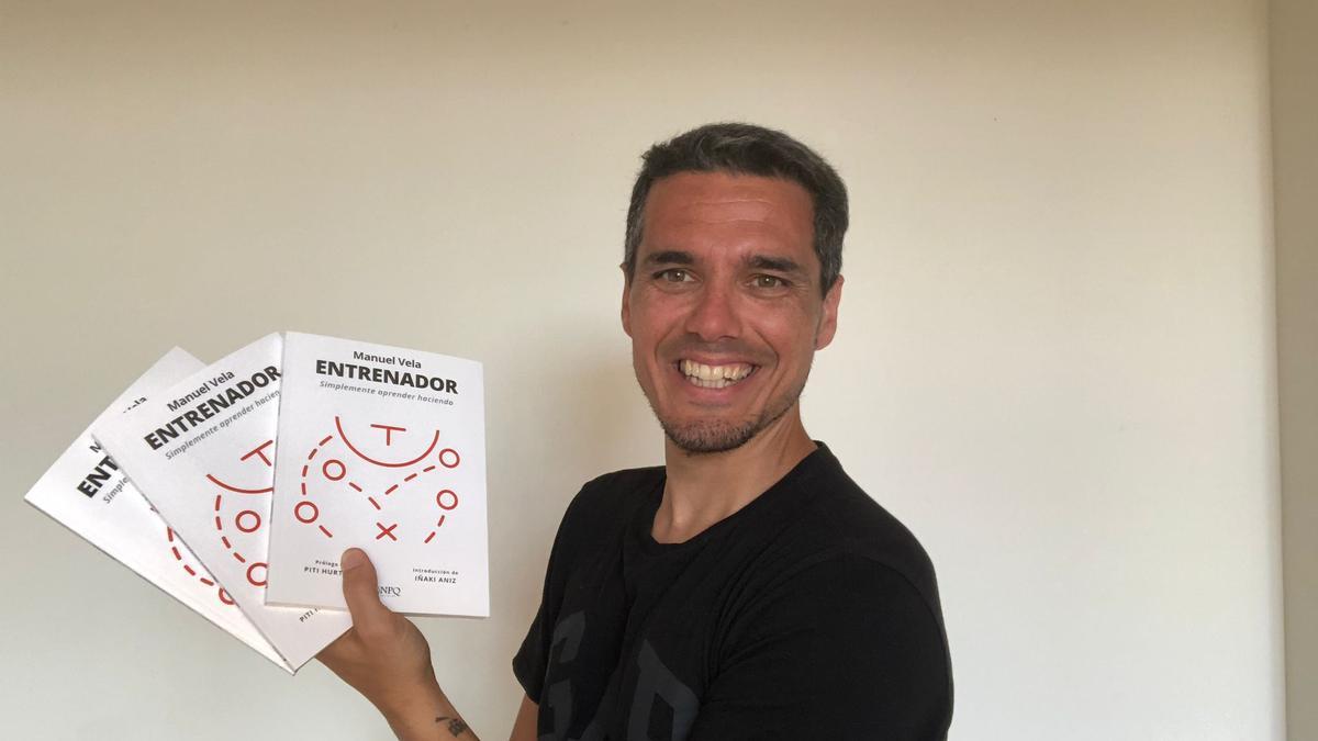 Manuel Vela, con su libro ‘Entrenador. Simplemente aprender haciendo’.