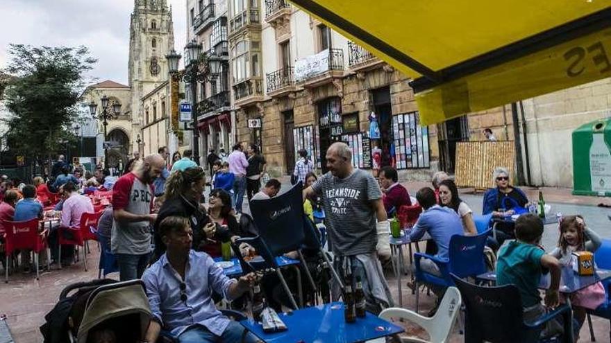 Un grupo de personas, el año pasado, en uno de los chiringuitos de las fiestas de San Mateo.