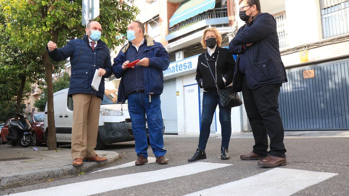 Bernardo Jordano en su visita al distrito de Ciudad Jardín.