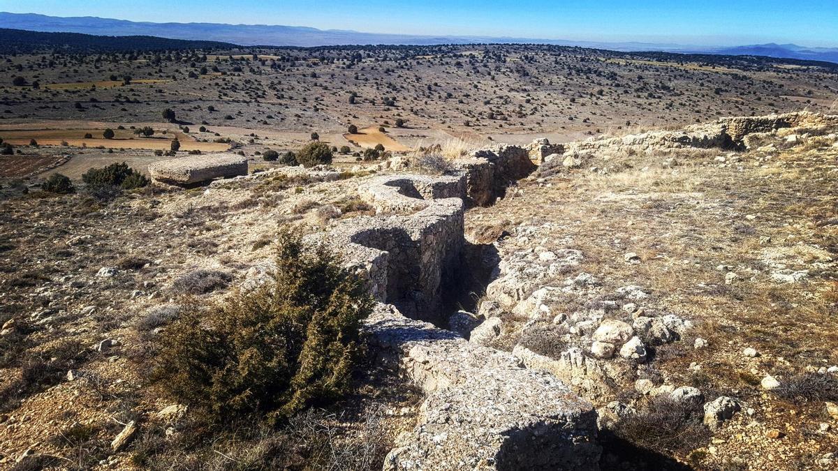 La posición de Los Pilones sorprende al  caminante.