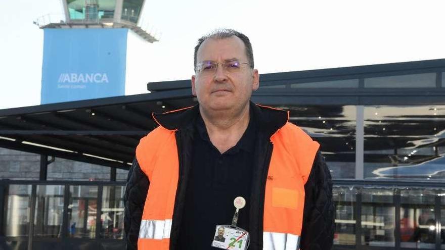 Gustavo García, ante la terminal del aeropuerto de Alvedro.