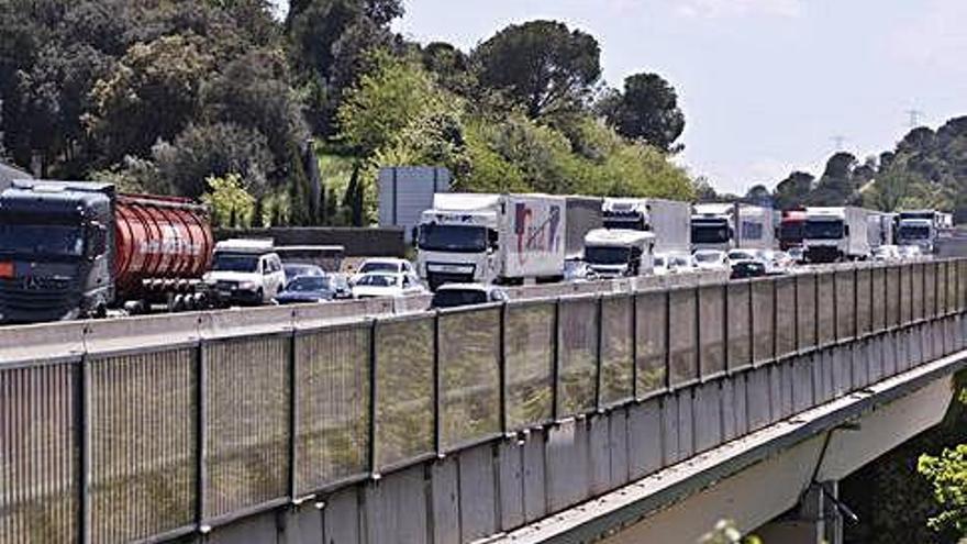 Una caravana bolca a l AP 7 a Sarri i provoca cues de 4