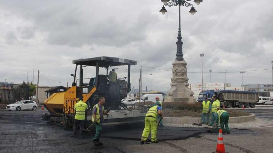 Trabajos de asfaltado de la Plaza de España. // Santos Álvarez